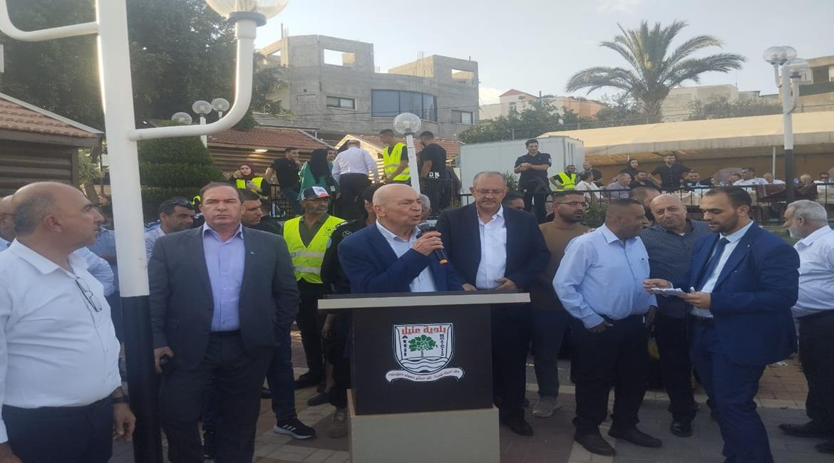 محافظ طولكرم عبد الله كميل ووزير السياحة والآثار هاني الحايك خلال مشاركتهما في فعالية مركزية لدعم للأطفال النازحين في محافظة طولكرم
